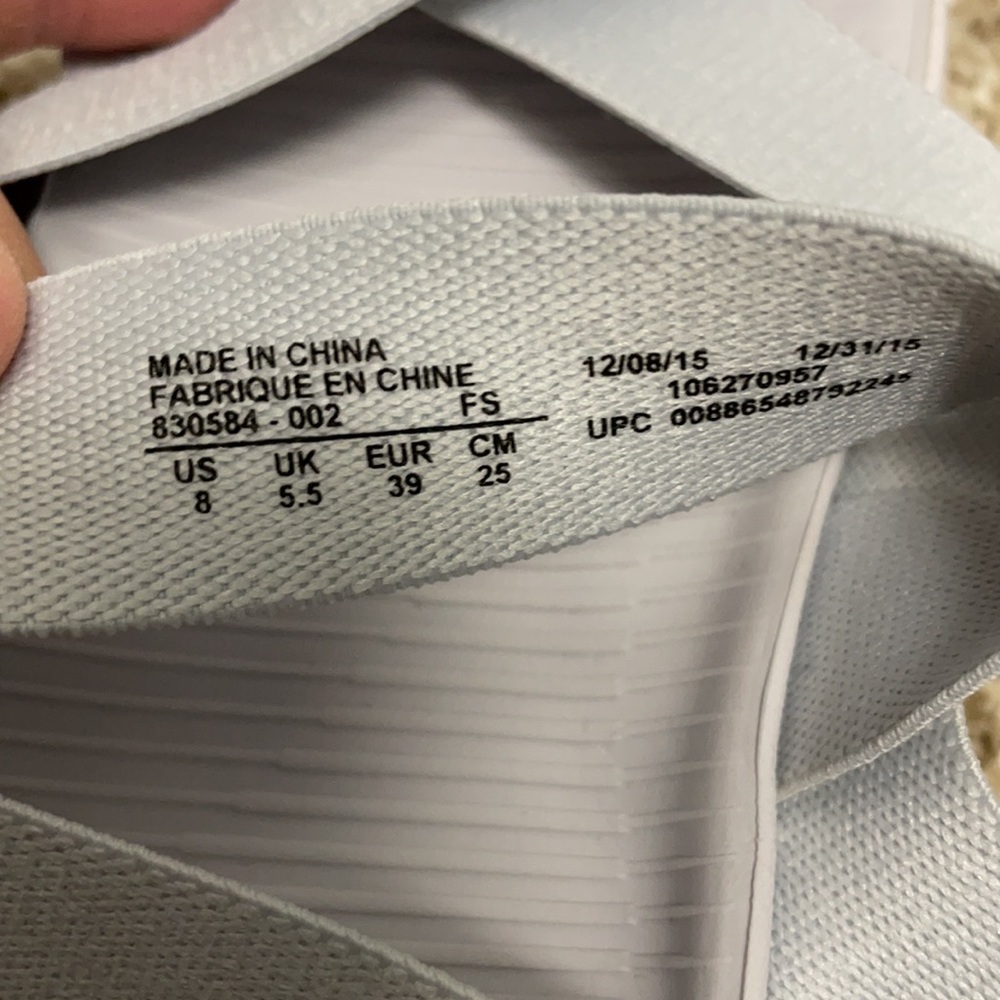 Woman’s Nike size 8 sandals - Picture 3 of 3